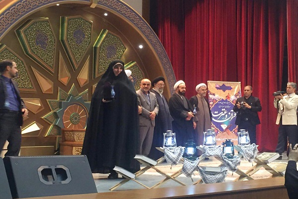 تجلیل از بانوان قرآنی صرفاً تشویق است و کار عملی در کنار آن نیست