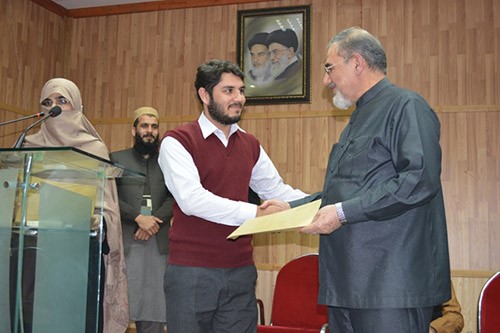 آموزش خطاطی قرآنی توسط بانوی پاکستانی در پیشاور