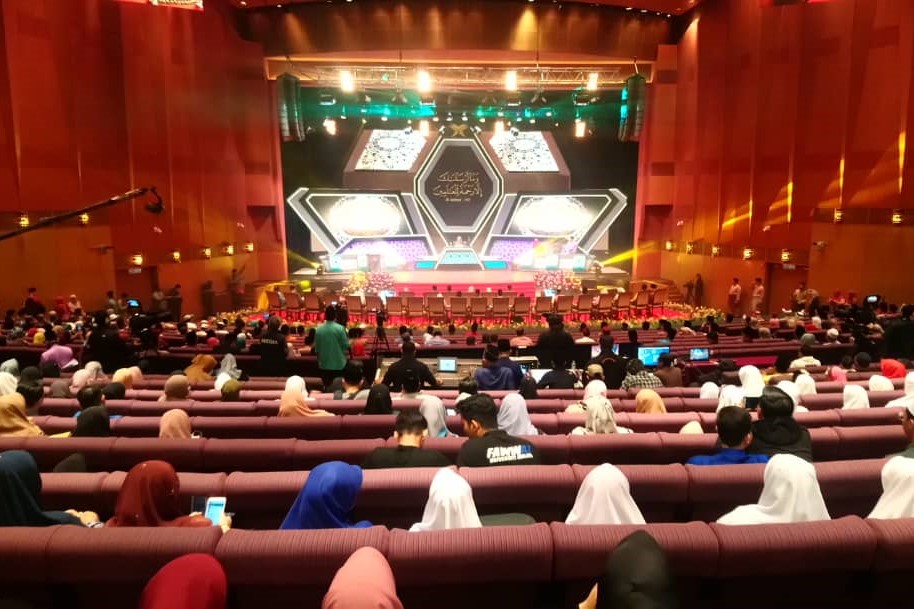 برگزاری افتتاحیه مختصر مسابقات قرآن مالزی در سالن «پلنری هال»/ پخش کلیپی جامع در معرفی داوران و متسابقان برگزاری افتتاحیه مختصر مسابقات قرآن مالزی در سالن «پلنری هال»/ پخش کلیپی جامع در معرفی داوران و متسابقان
