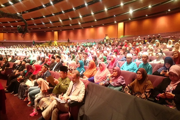 رسم خوب مالزیاییها برای شروع مسابقات / حضور سرپرست شبکه قرآن در سالن رسم خوب مالزیاییها برای شروع مسابقات / حضور سرپرست شبکه قرآن در سالن