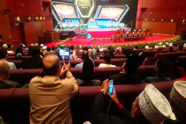 رسم خوب مالزیاییها برای شروع مسابقات / حضور سرپرست شبکه قرآن در سالن رسم خوب مالزیاییها برای شروع مسابقات / حضور سرپرست شبکه قرآن در سالن