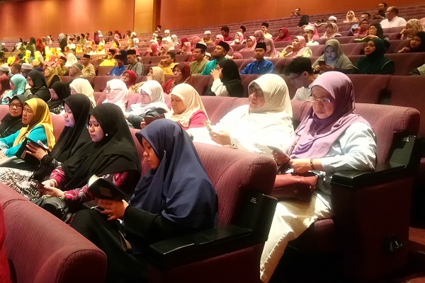 رسم خوب مالزیاییها برای شروع مسابقات / حضور سرپرست شبکه قرآن در سالن رسم خوب مالزیاییها برای شروع مسابقات / حضور سرپرست شبکه قرآن در سالن