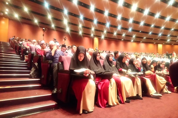 رسم خوب مالزیاییها برای شروع مسابقات / حضور سرپرست شبکه قرآن در سالن رسم خوب مالزیاییها برای شروع مسابقات / حضور سرپرست شبکه قرآن در سالن