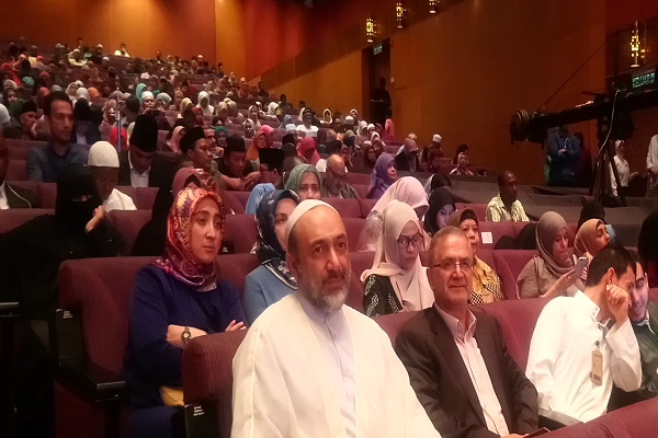 رسم خوب مالزیاییها برای شروع مسابقات / حضور سرپرست شبکه قرآن در سالن رسم خوب مالزیاییها برای شروع مسابقات / حضور سرپرست شبکه قرآن در سالن