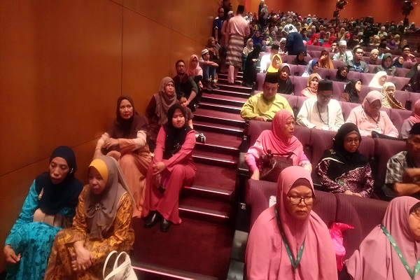 حضور متسابقان در کاخ ملی در روز پایانی مسابقات + عکس حضور متسابقان در کاخ ملی در روز پایانی مسابقات + عکس