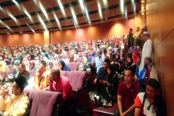 حضور متسابقان در کاخ ملی در روز پایانی مسابقات + عکس حضور متسابقان در کاخ ملی در روز پایانی مسابقات + عکس