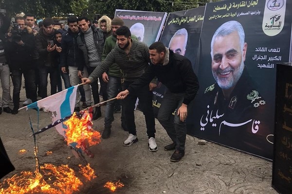 سوزاندن پرچم آمریکا و اسرائیل در مراسم ترحیم سردار سلیمانی در غزه/ تکذیب تهدید حماس از سوی مصر