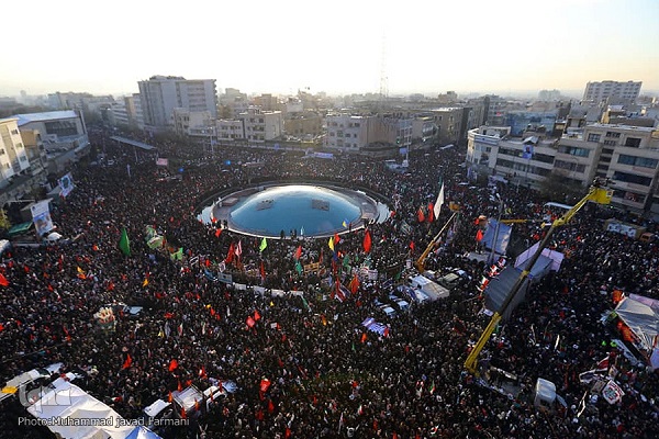 تهران بی‌تاب سردار/ خیل عظیم سربازان حاج‌قاسم در خیابان‌های پایتخت/ اقامه نماز به امامت رهبر معظم انقلاب