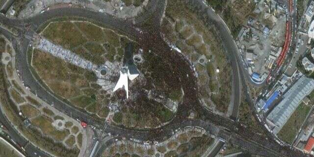 ماهوارههای فضایی هم مراسم تشییع را به نظاره نشستند/ 3 عکس ماهوارهای از جمعیت تهران ماهوارههای فضایی هم مراسم تشییع را به نظاره نشستند/ 3 عکس ماهوارهای از جمعیت تهران