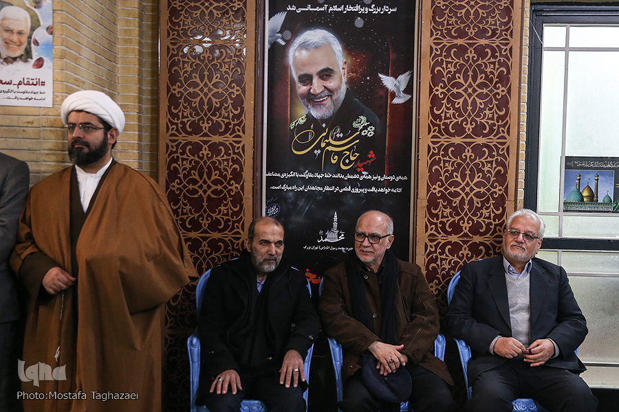جمع پیشکسوتان و اساتید قرآنی در بزرگداشت شهید سلیمانی جمع پیشکسوتان و اساتید قرآنی در بزرگداشت شهید سلیمانی
