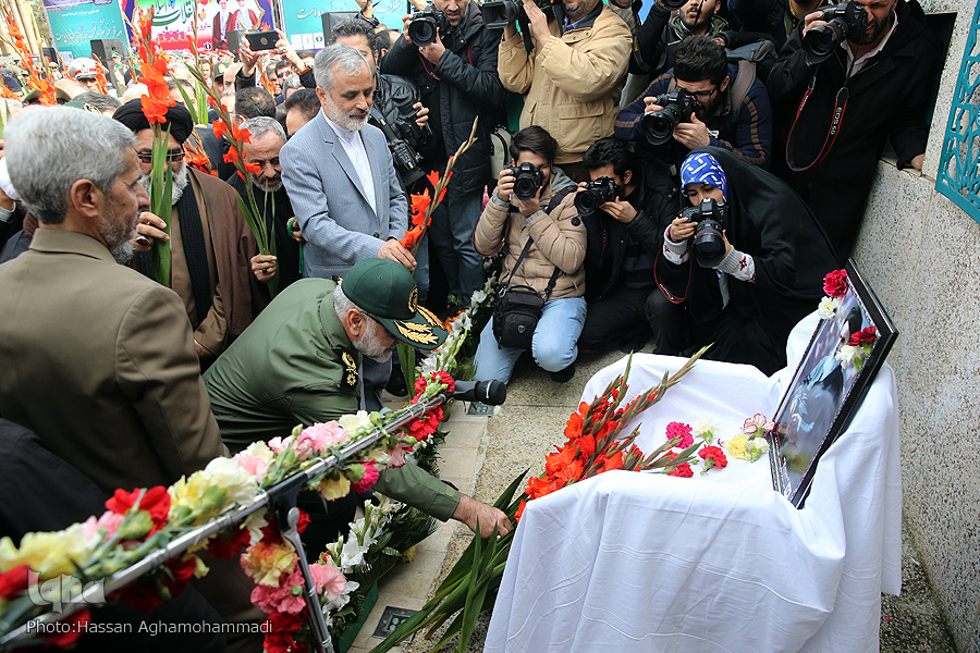 برگزاری مراسم گلباران محل جلوس و نطق تاریخی امام(ره) در بهشت زهرا(س) برگزاری مراسم گلباران محل جلوس و نطق تاریخی امام(ره) در بهشت زهرا(س)