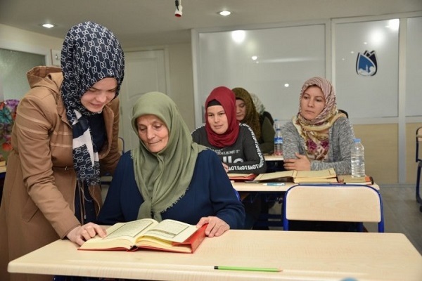 علاقه بانوی ترکیه‌ای به یادگیری قرآن در 65 سالگی