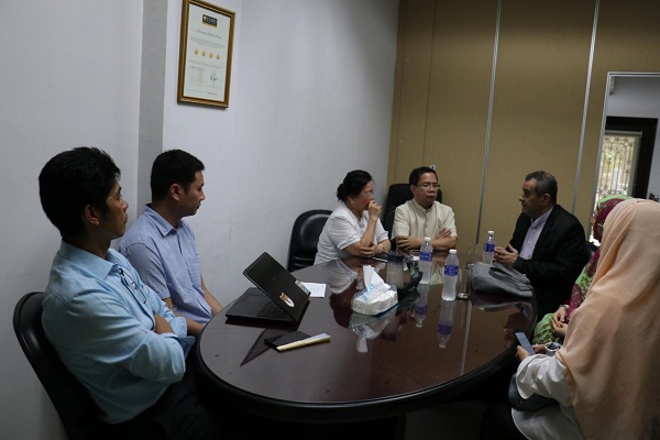 اهدای تابلوی قرآنی ایران به فعال دینی فیلیپین