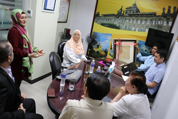 اهدای تابلوی قرآنی ایران به فعال دینی فیلیپین