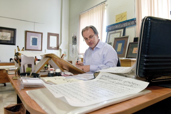 خط رایانه&zwnj;ای؛ رقیب جدی کاتبان قرآن/کاتبی که مادرش اولین سرمشق را دارد