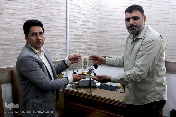 اهدای تندیس حرم حسینی به ایکنا اهدای تندیس حرم حسینی به ایکنا