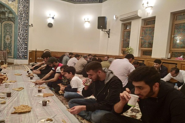 افطار روزه&zwnj;داران در مسجد &laquo;خاتم الانبیاء&raquo; مسکو+عکس
