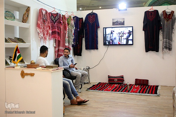 نمایش نسخ خطی تونس و 9 سبک قرائت قرآن از دختر فلسطینی