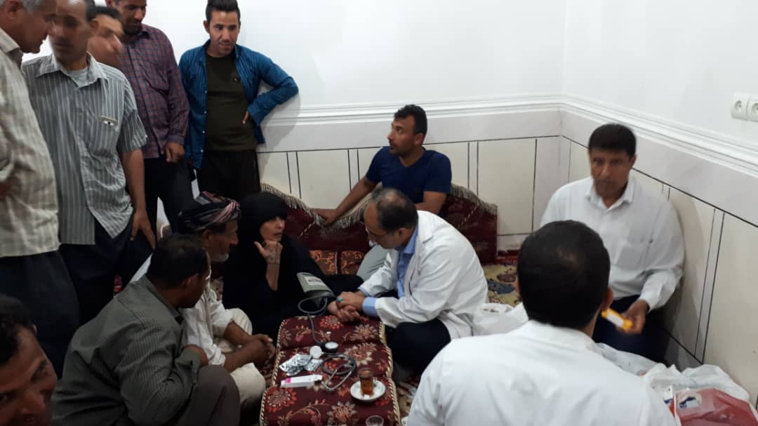 خیرین سلامت بیمارستان علامه کرمی اهواز در مناطق سیل&zwnj;زده