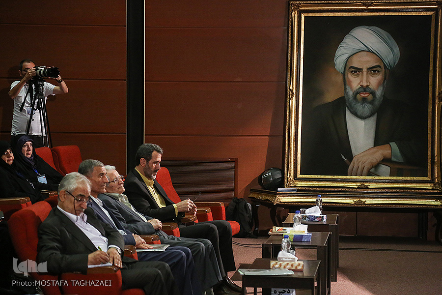 فوری //// دینانی: نخستین بار ایرانیان از نور سخن گفتند/اعوانی: فلسفه الهی سکولار نیست/داوری‌اردکانی: برقراری نسبت فلسفه با نژاد ایرانی ناشی از تعصب است