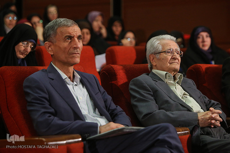 فوری //// دینانی: نخستین بار ایرانیان از نور سخن گفتند/اعوانی: فلسفه الهی سکولار نیست/داوری‌اردکانی: برقراری نسبت فلسفه با نژاد ایرانی ناشی از تعصب است