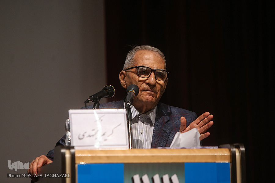 فوری //// دینانی: نخستین بار ایرانیان از نور سخن گفتند/اعوانی: فلسفه الهی سکولار نیست/داوری‌اردکانی: برقراری نسبت فلسفه با نژاد ایرانی ناشی از تعصب است