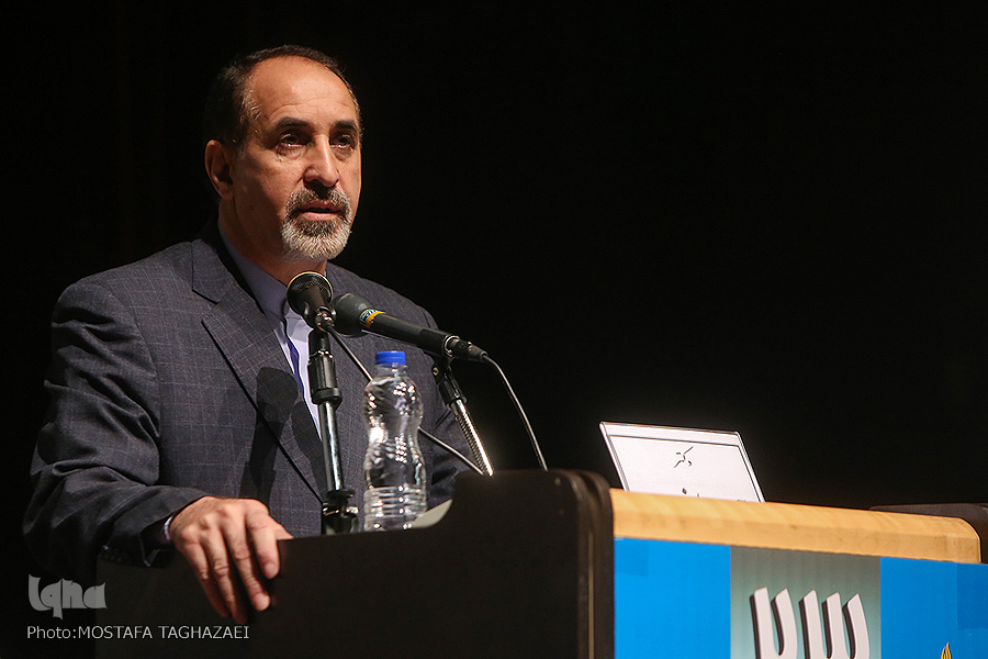 فوری //// دینانی: نخستین بار ایرانیان از نور سخن گفتند/اعوانی: فلسفه الهی سکولار نیست/داوری‌اردکانی: برقراری نسبت فلسفه با نژاد ایرانی ناشی از تعصب است