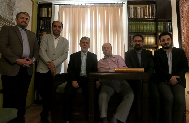 عیادت وزیر فرهنگ از پدرسالار سینمای ایران عیادت وزیر فرهنگ از پدرسالار سینمای ایران