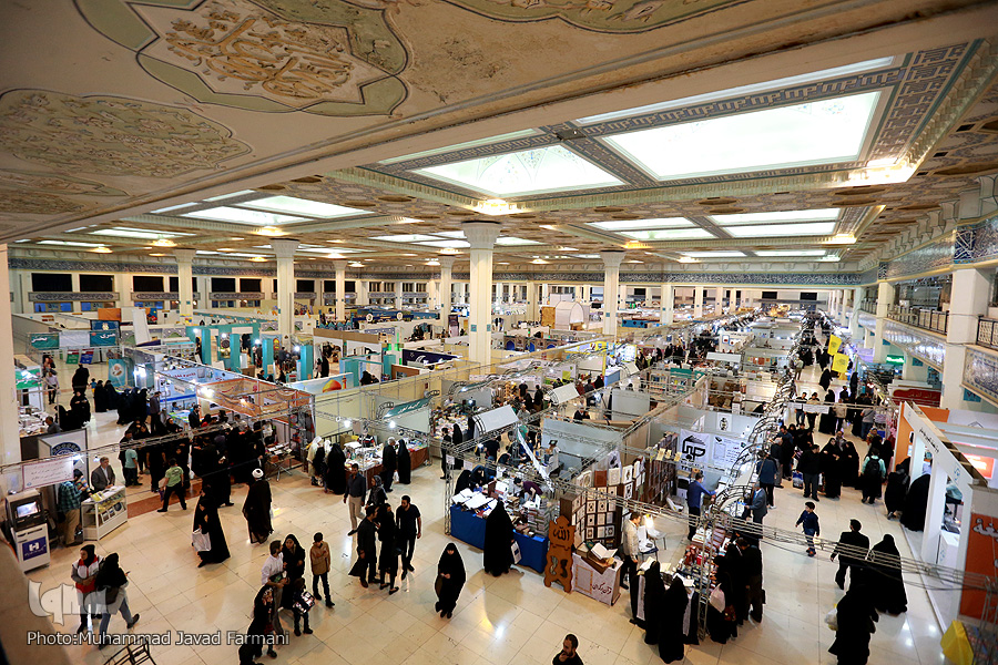 اجرای مسابقه خانوادگی و پاسخ به سؤالات معارفی در نمایشگاه قرآن