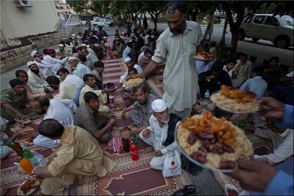 رمضان در پاکستان؛ حنابندان دستها و تهیه لباس نو رمضان در پاکستان؛ حنابندان دستها و تهیه لباس نو