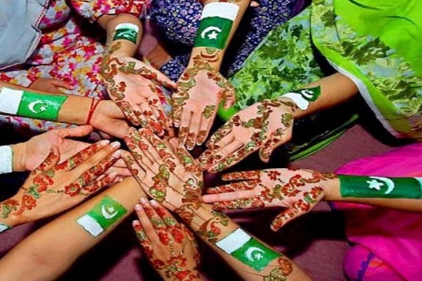 رمضان در پاکستان؛ حنابندان دستها و تهیه لباس نو رمضان در پاکستان؛ حنابندان دستها و تهیه لباس نو