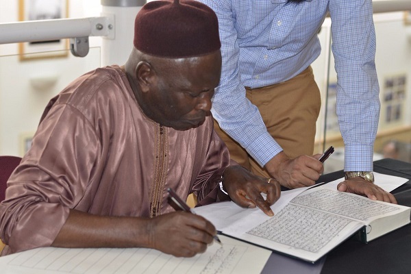 نسخه قرآن کتابت شده توسط هزاران مسلمان و غیرمسلمان در انگلیس رونمایی می شود نسخه قرآن کتابت شده توسط هزاران مسلمان و غیرمسلمان در انگلیس رونمایی می شود