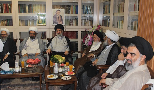 نشست صمیمی جمعی از اساتید حوزه‌های قم و نجف در بیت علامه طباطبایی