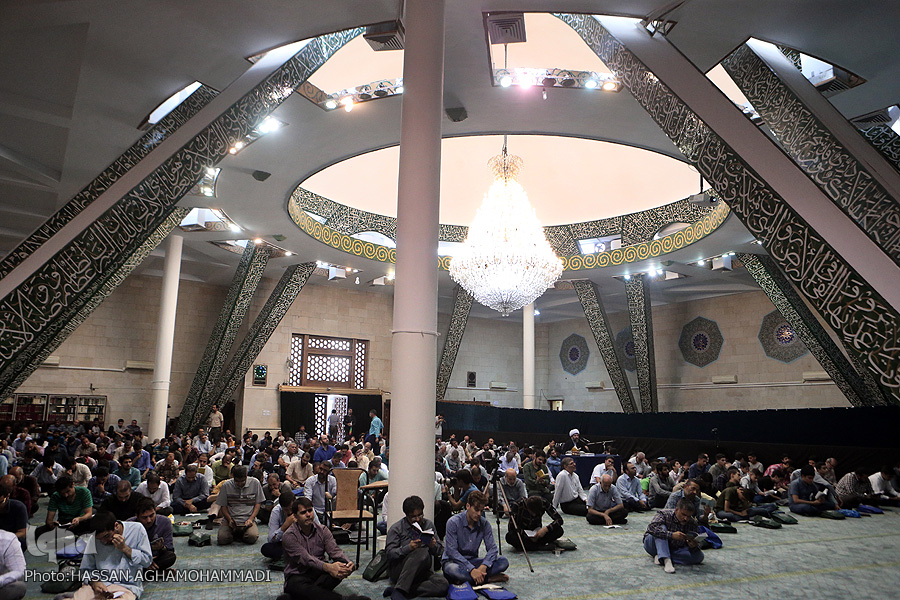 حال و هوای مراسم روز عرفه در دانشگاه تهران