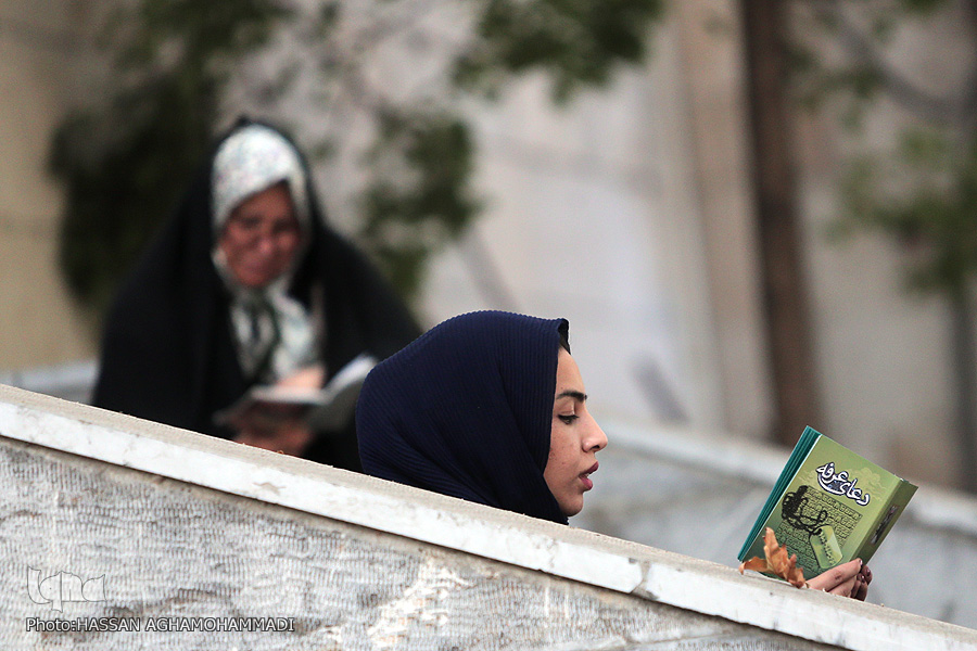 حال و هوای مراسم روز عرفه در دانشگاه تهران