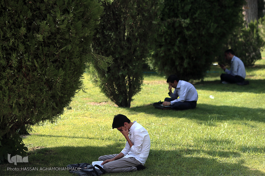 حال و هوای مراسم روز عرفه در دانشگاه تهران