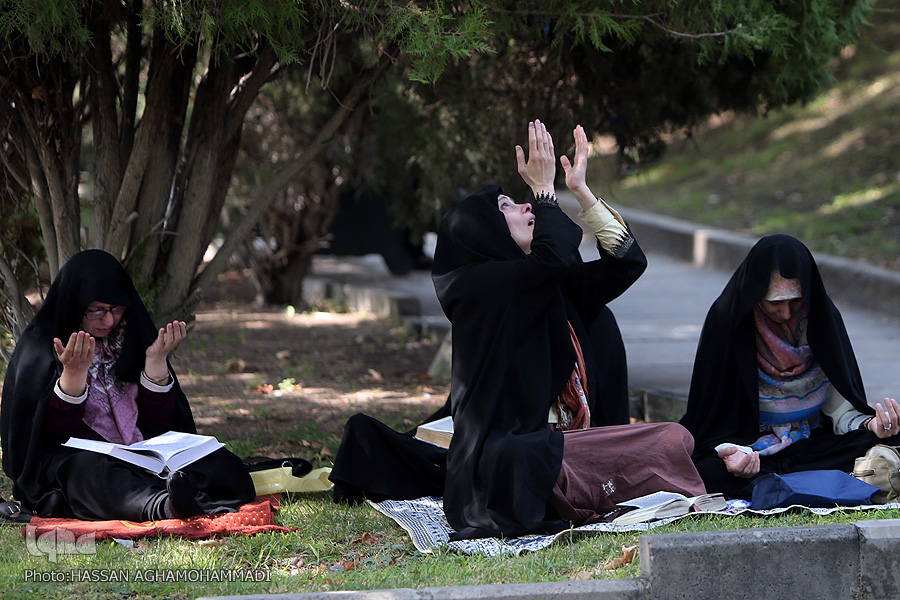 حال و هوای مراسم روز عرفه در دانشگاه تهران
