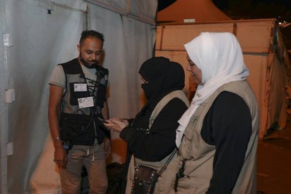 استفاده از زنان برای اداره امور زائران در اماکن مقدس عربستان+ عكس / عمومی