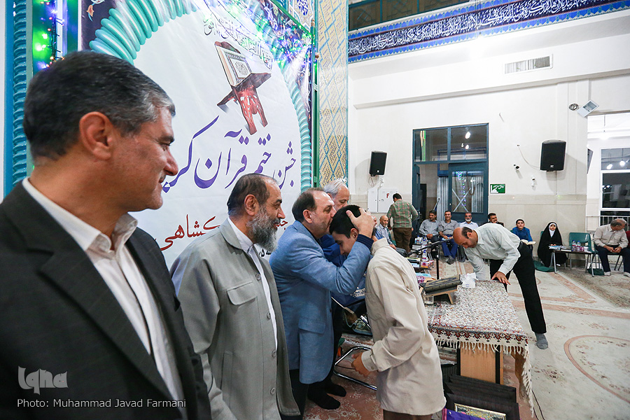 جشنی برای پایان یک دور تلاوت قرآن در شهرک محلاتی