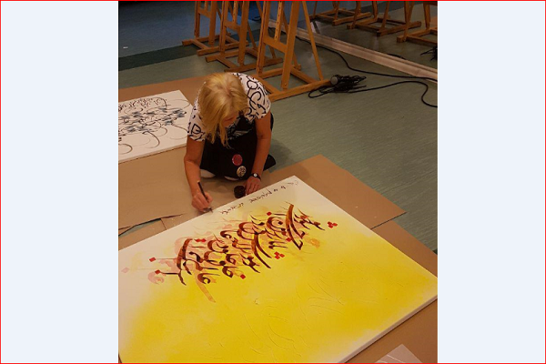 ایران؛ مهمان روز خوشنویسی لهستان با کتابت «یا حسین(ع)»/ خلق اثری عاشورایی + عکس و فیلم