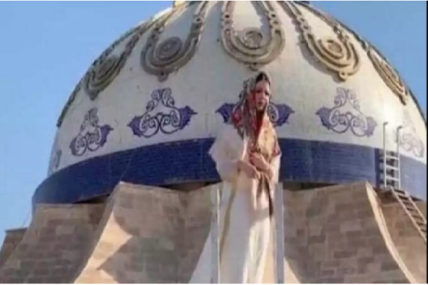 جنجال حضور بانوی مدلینگ در مسجد اهل سنت عراق 