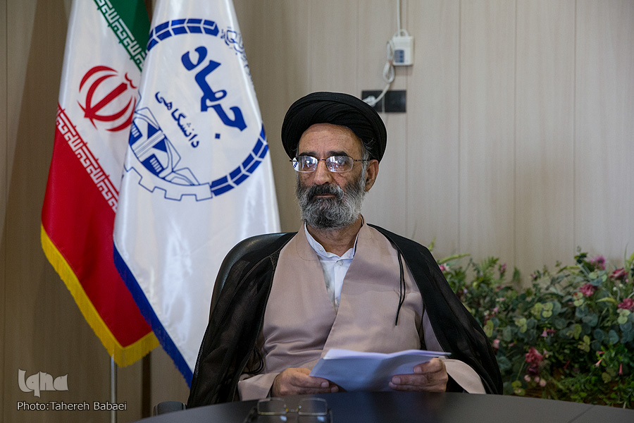 قرآن بخشنامه‌ای است که نباید منظوم نوشت/ غیرمفسران به ترجمه قرآن ورود نکنند