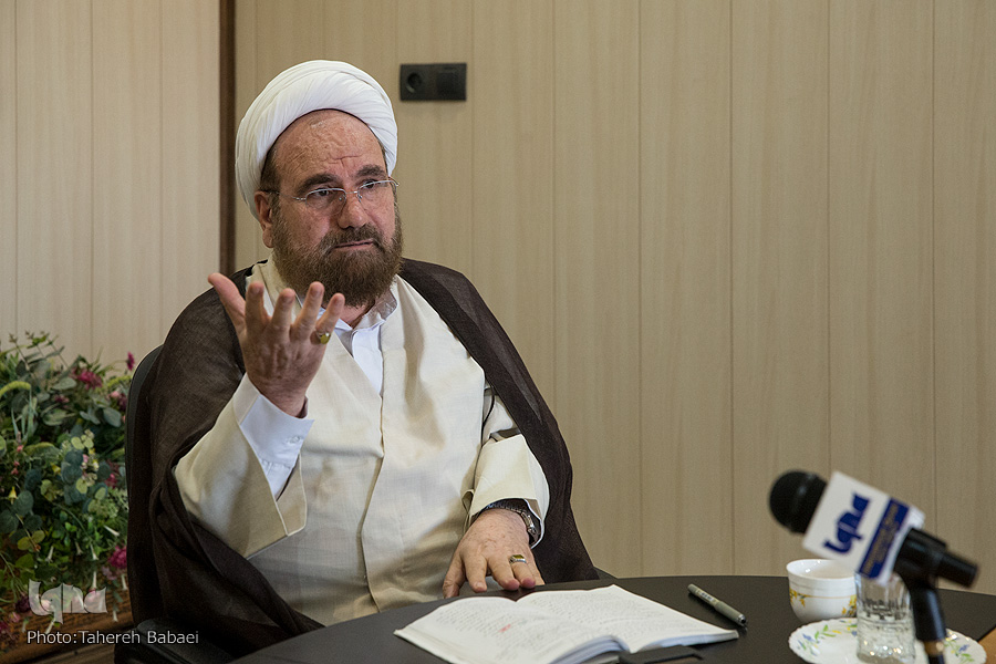 قرآن بخشنامه‌ای است که نباید منظوم نوشت/ غیرمفسران به ترجمه قرآن ورود نکنند