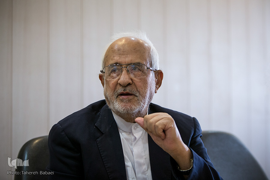 قرآن بخشنامه‌ای که نباید منظوم نوشت/ غیرمفسران به ترجمه قرآن ورود نکنند