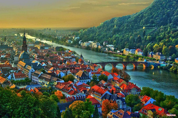 مسلمان اتریشی، قرآن را به آلمانی برمیگرداند/ گزارش مسلمان اتریشی، قرآن را به آلمانی برمیگرداند/ گزارش