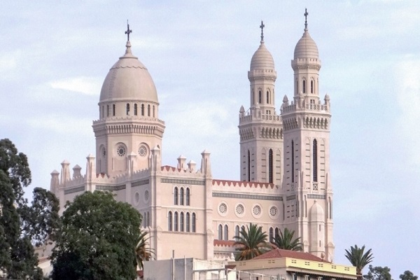 توضیح وزیر کشور الجزایر درباره تعطیلی کلیساها