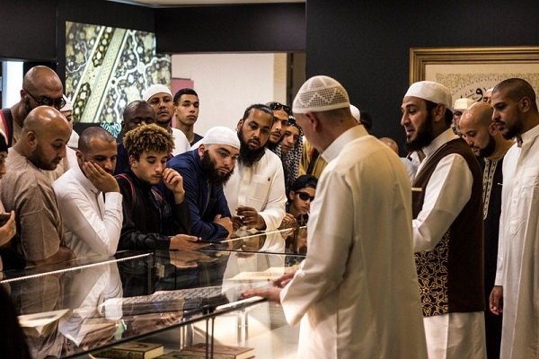 عرضه قرآن پارچه‌ای گلدوزی شده در نمایشگاه قرآن مکه مکرمه 