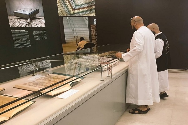 عرضه قرآن پارچه‌ای گلدوزی شده در نمایشگاه قرآن مکه مکرمه 