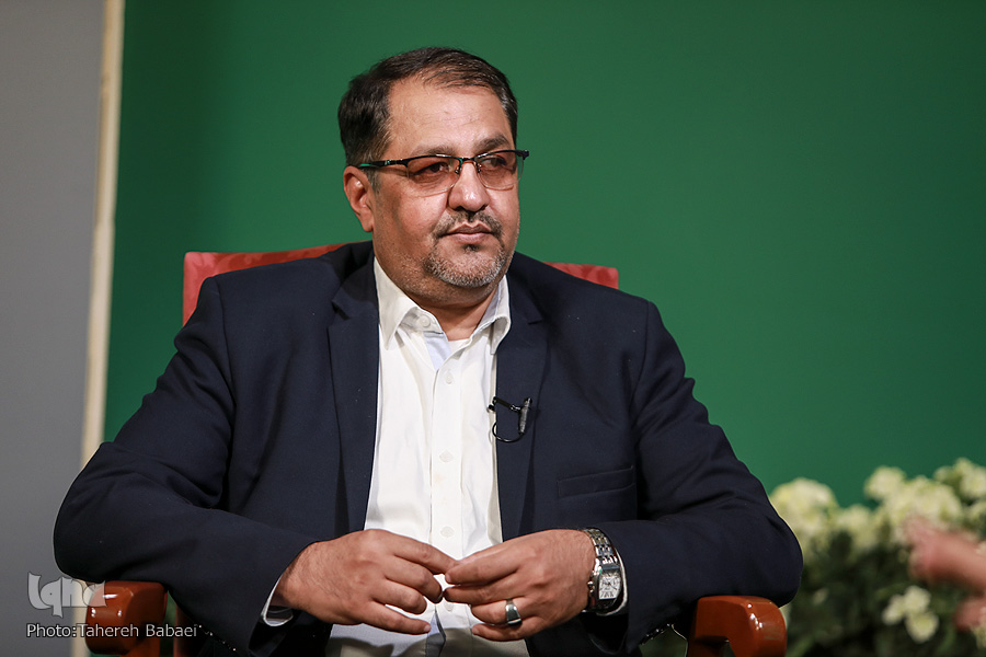 مدیران فقط شعار می&zwnj;دهند/ هم کتاب می&zwnj;خوانم و هم می&zwnj;نویسم