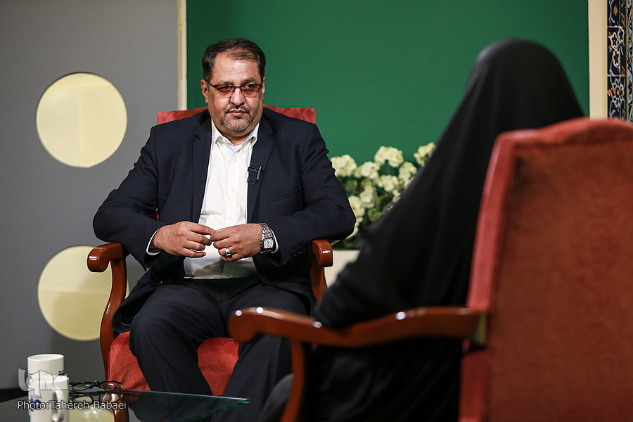 مدیران فقط شعار می&zwnj;دهند/ هم کتاب می&zwnj;خوانم و هم می&zwnj;نویسم